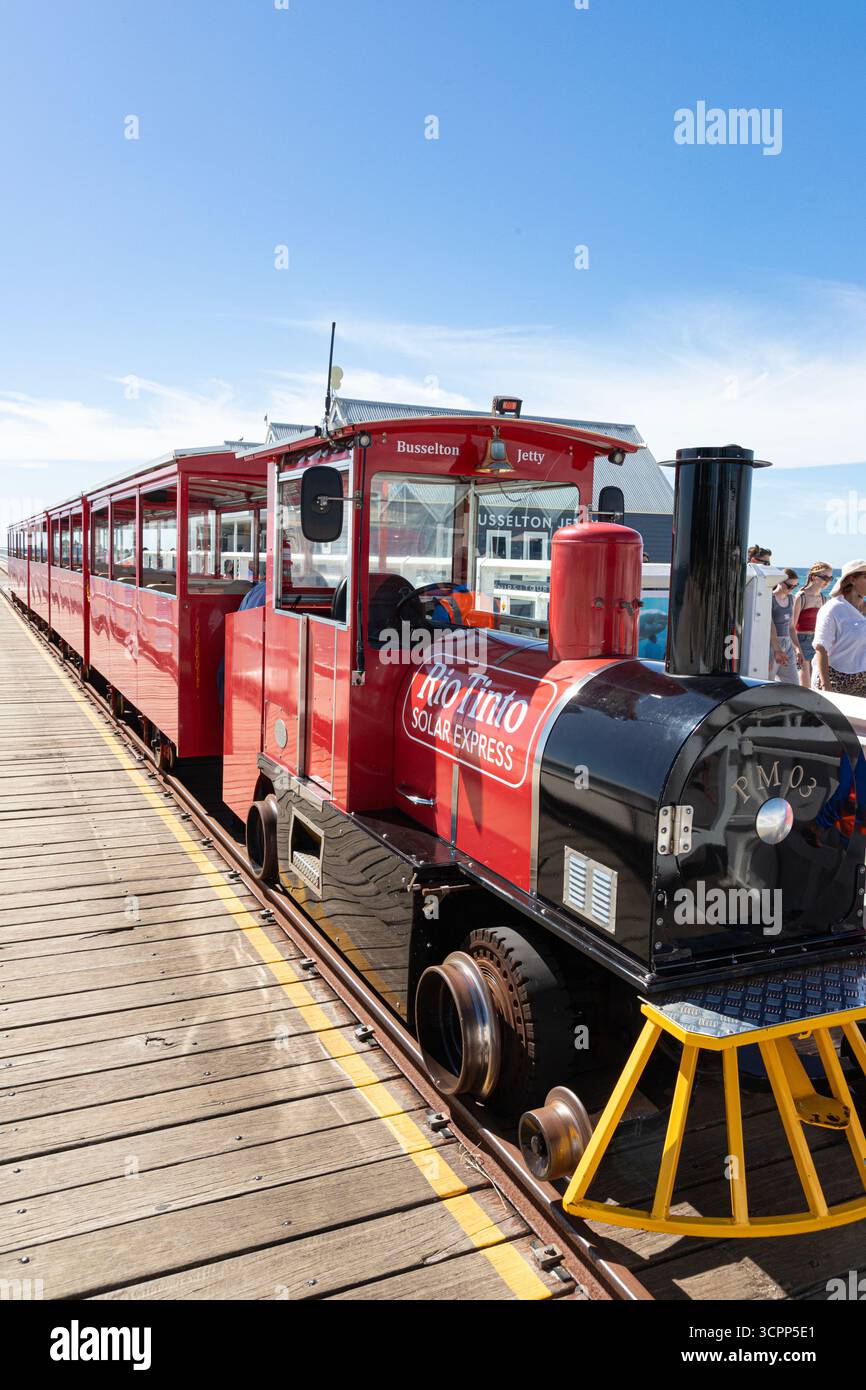 Le train à énergie solaire électrique le long de la jetée en bois du 19ème siècle de 1,841 km de long s'étendant dans l'océan Indien à Bussleton dans la région SW WA Banque D'Images