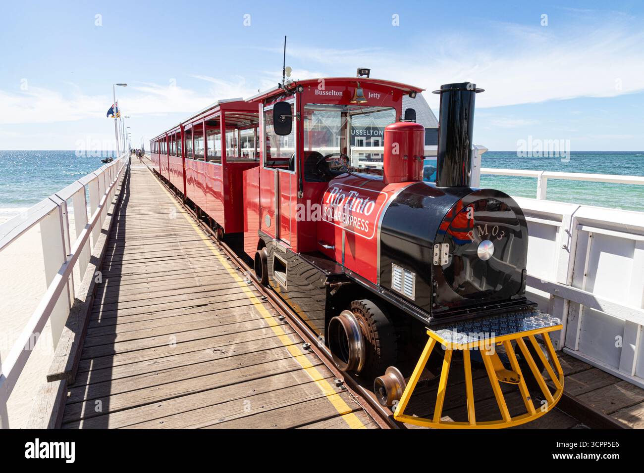 Le train à énergie solaire électrique le long de la jetée en bois du 19ème siècle de 1,841 km de long s'étendant dans l'océan Indien à Bussleton dans la région SW WA Banque D'Images