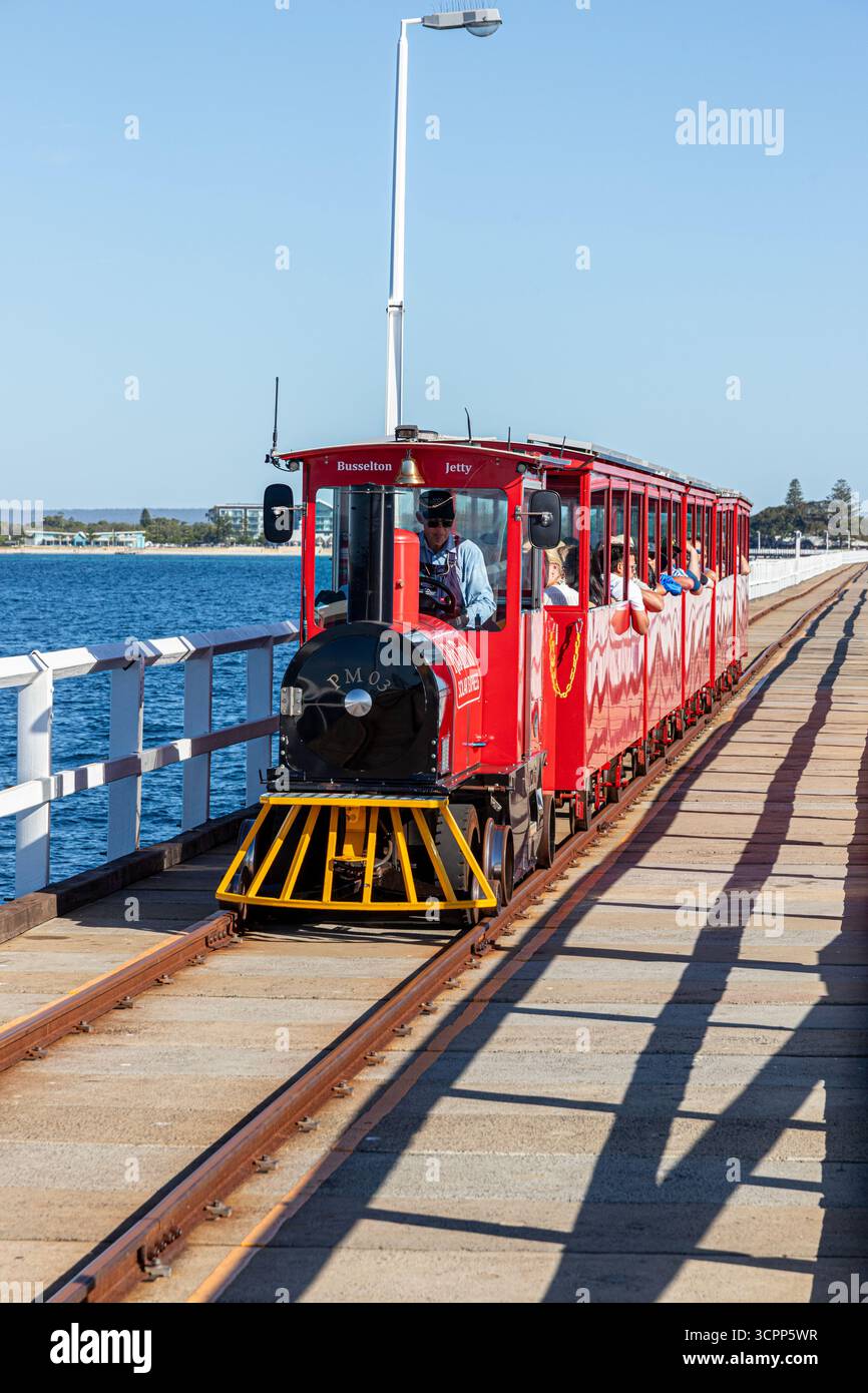 Le train à énergie solaire électrique le long de la jetée en bois du 19ème siècle de 1,841 km de long s'étendant dans l'océan Indien à Bussleton dans la région SW WA Banque D'Images