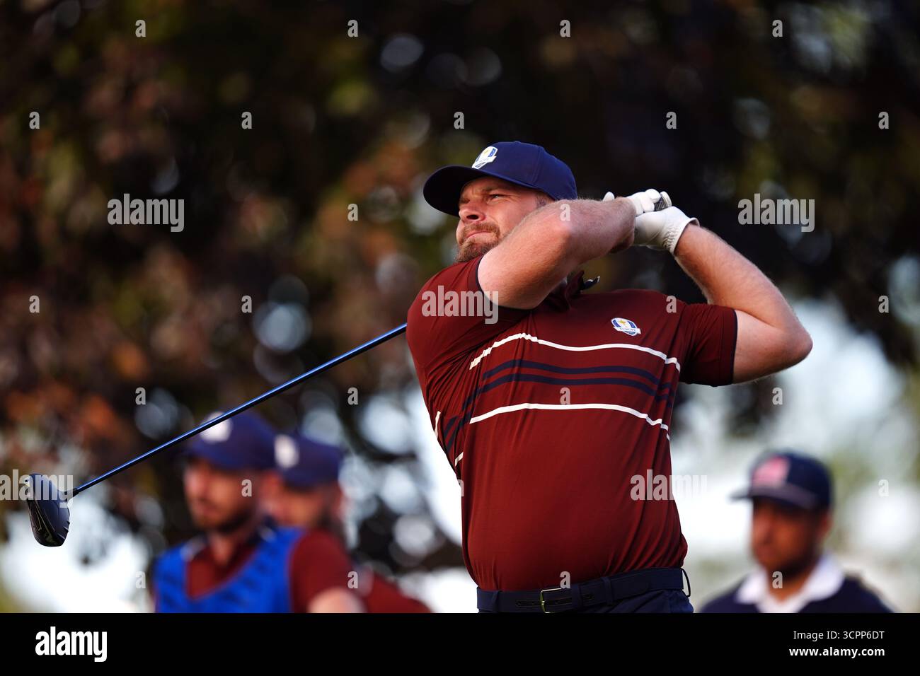Tyrrell Hatton, de Team Europe, joue le 6e lors des quarsomes du matin le deuxième jour de la Ryder Cup au Bethpage Black course, Farmingdale, New York. Date de la photo : samedi 27 septembre 2025. Banque D'Images