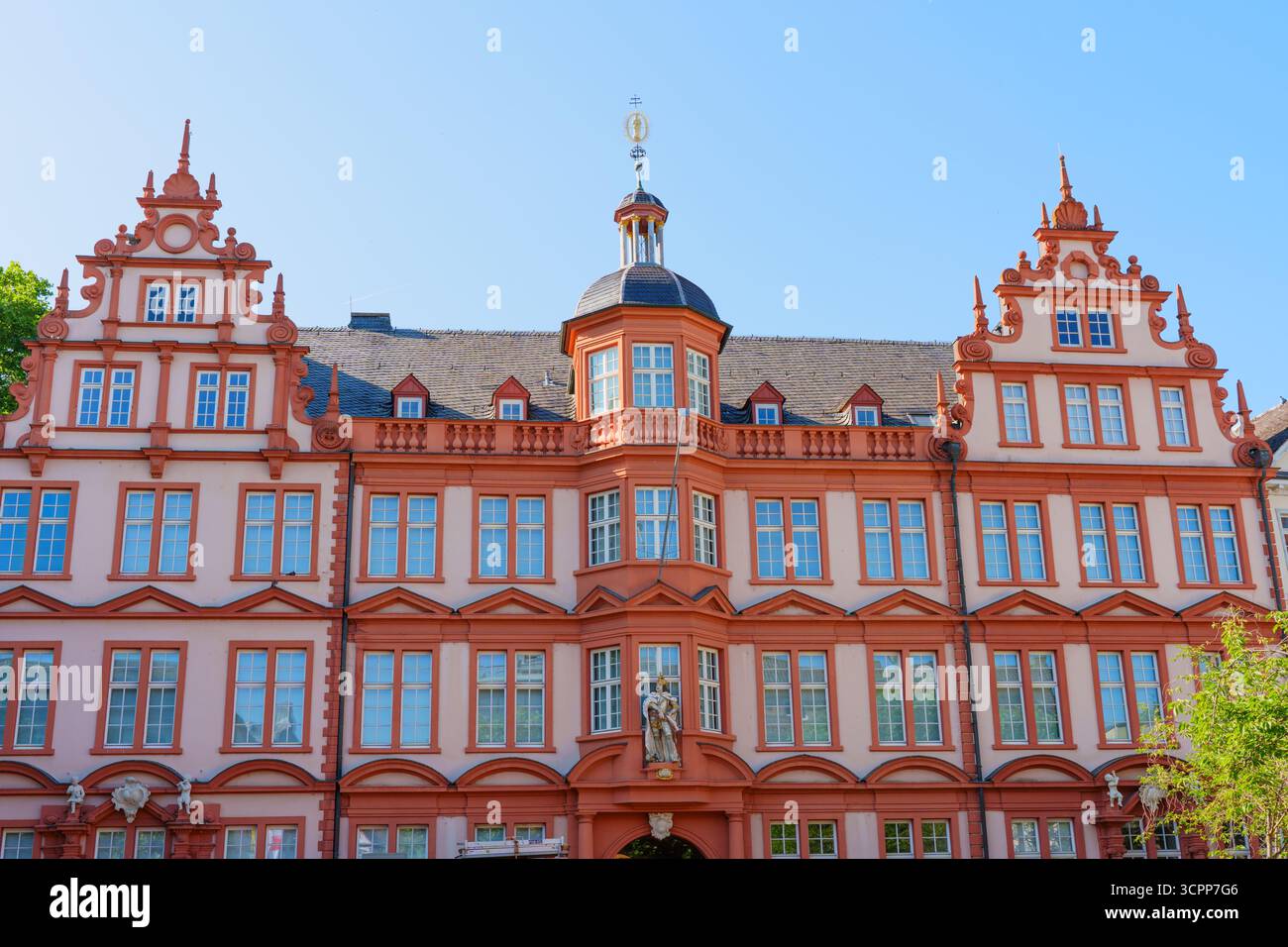 Mayence, Allemagne - 19 juin 2025 : vue détaillée de la façade rouge et crème frappante du musée Gutenberg de Mayence, avec une architecture complexe Banque D'Images