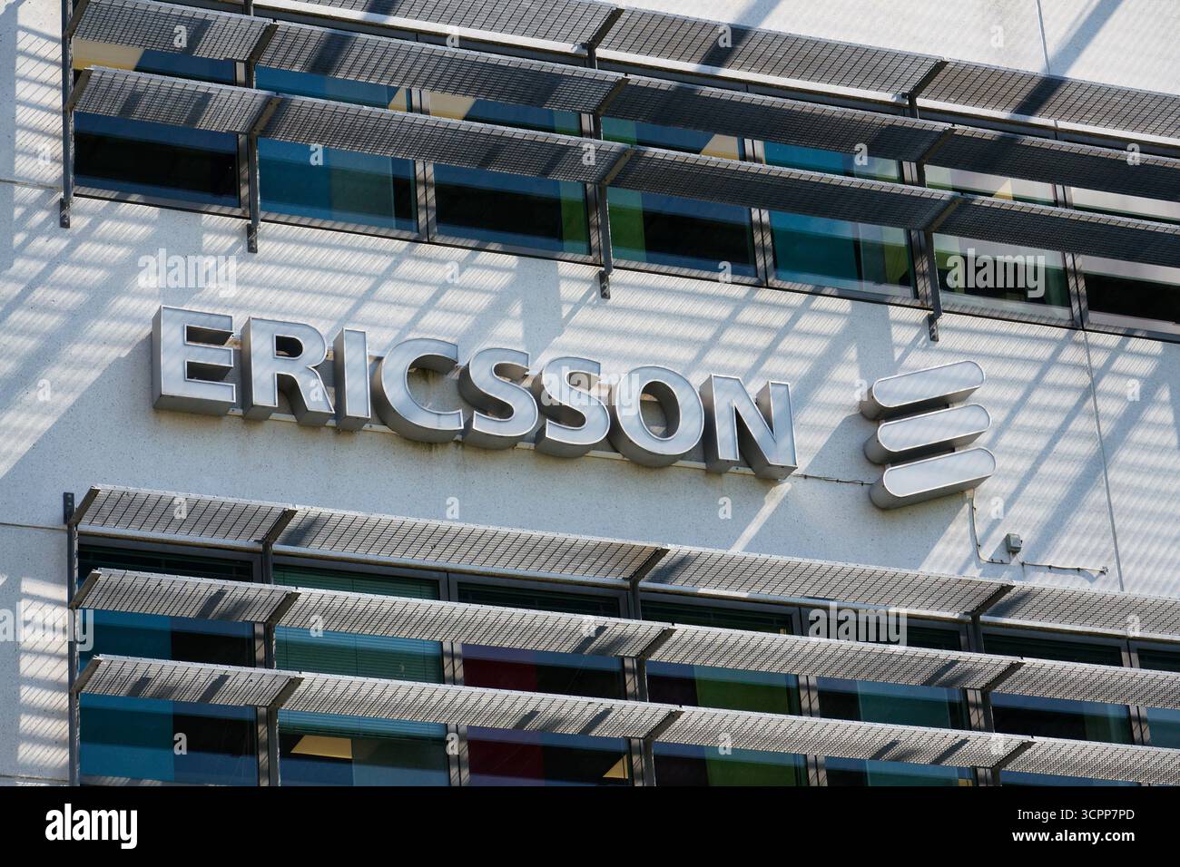 Logo de la société multinationale de réseaux et de télécommunications Ericsson au siège social le 12 mai 2025 à Gothenburg, Suède. Banque D'Images