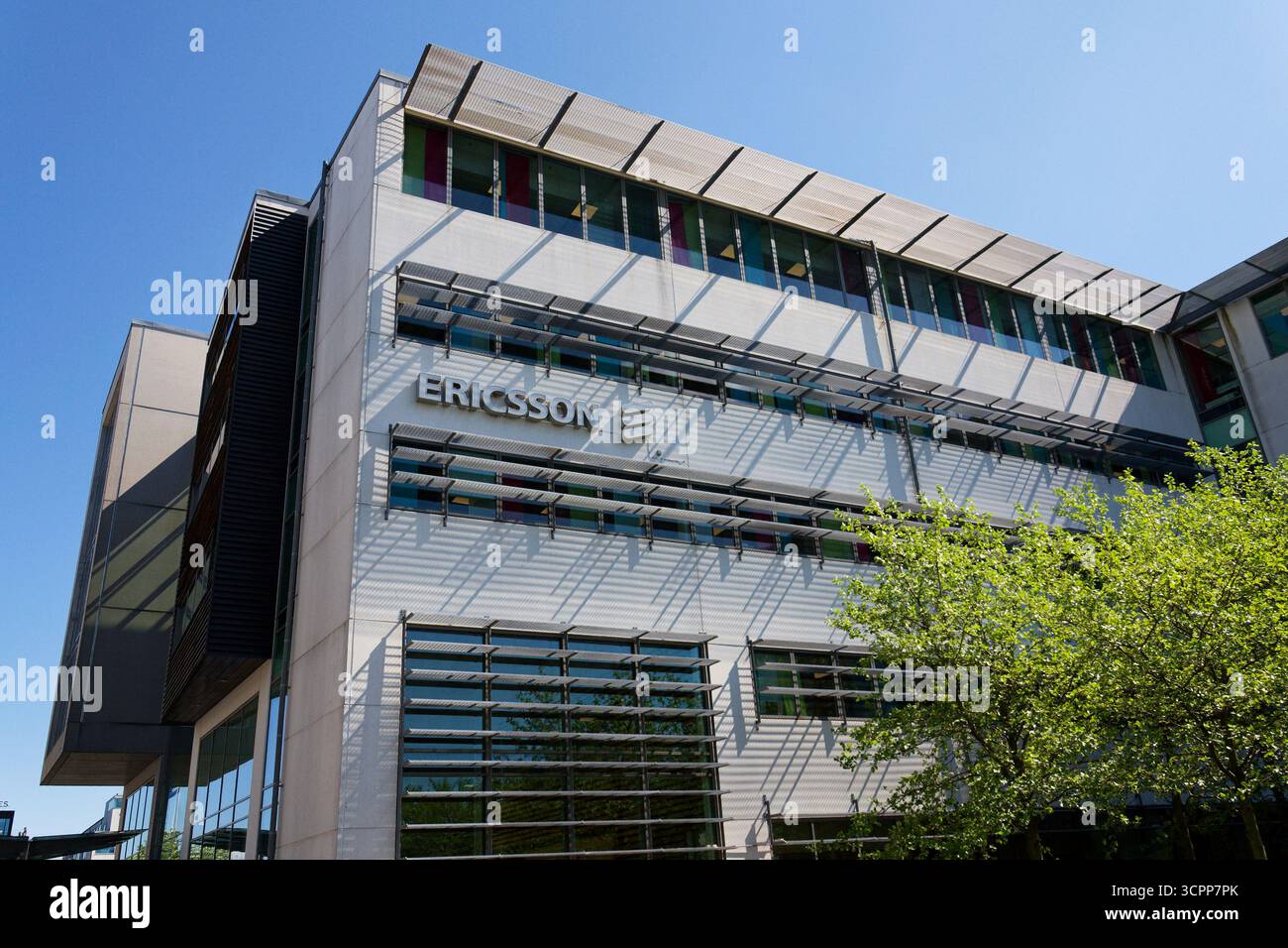 Logo de la société multinationale de réseaux et de télécommunications Ericsson au siège social le 12 mai 2025 à Gothenburg, Suède. Banque D'Images