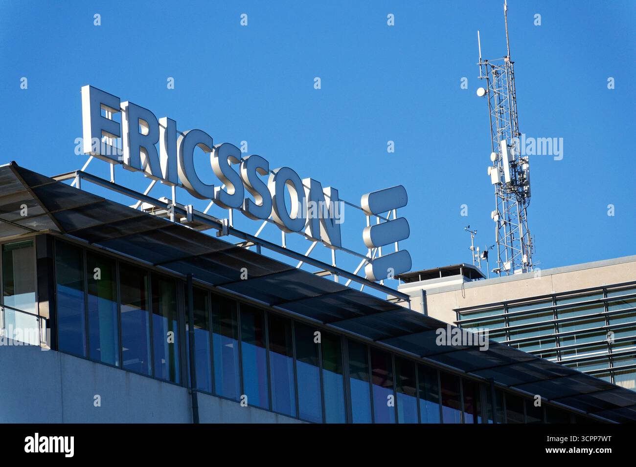 Logo de la société multinationale de réseaux et de télécommunications Ericsson au siège social le 12 mai 2025 à Gothenburg, Suède. Banque D'Images