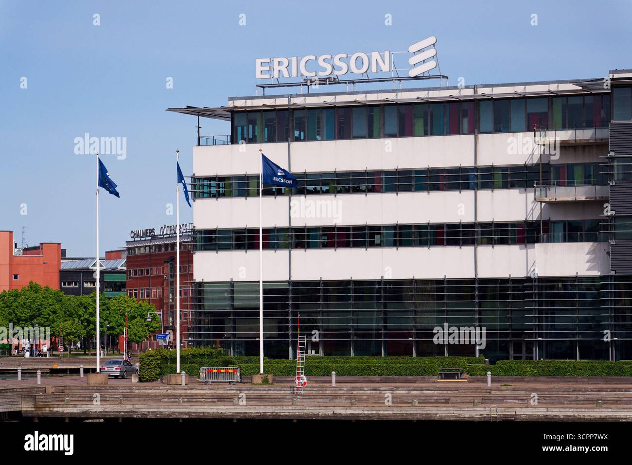 Logo de la société multinationale de réseaux et de télécommunications Ericsson au siège social le 13 mai 2025 à Gothenburg, Suède. Banque D'Images