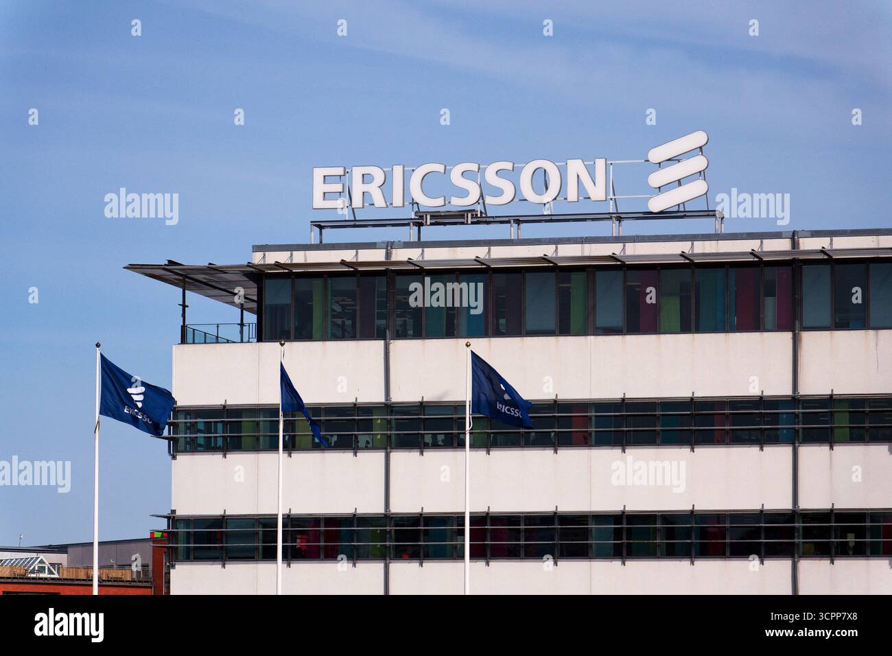 Logo de la société multinationale de réseaux et de télécommunications Ericsson au siège social le 13 mai 2025 à Gothenburg, Suède. Banque D'Images