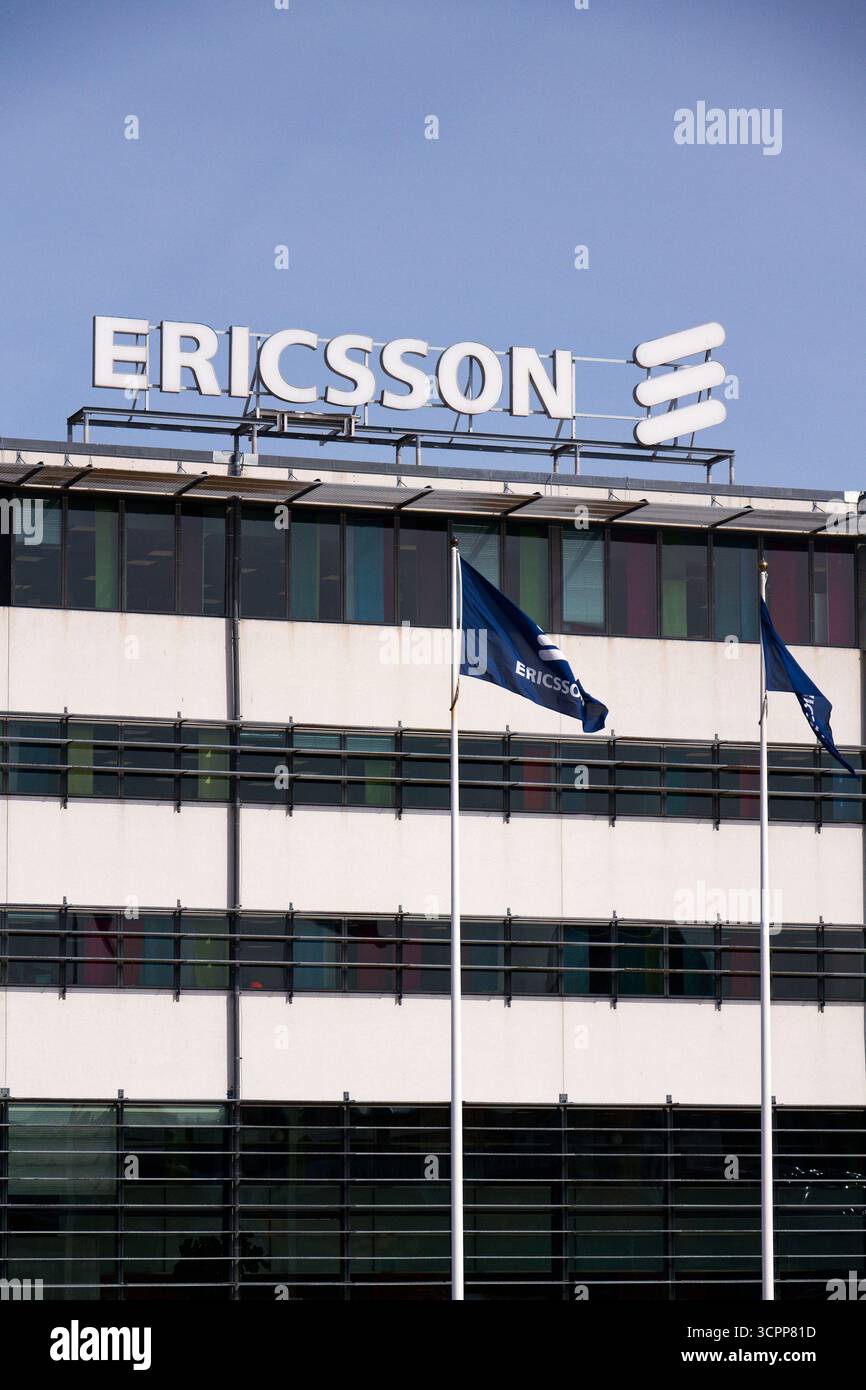 Logo de la société multinationale de réseaux et de télécommunications Ericsson au siège social le 13 mai 2025 à Gothenburg, Suède. Banque D'Images