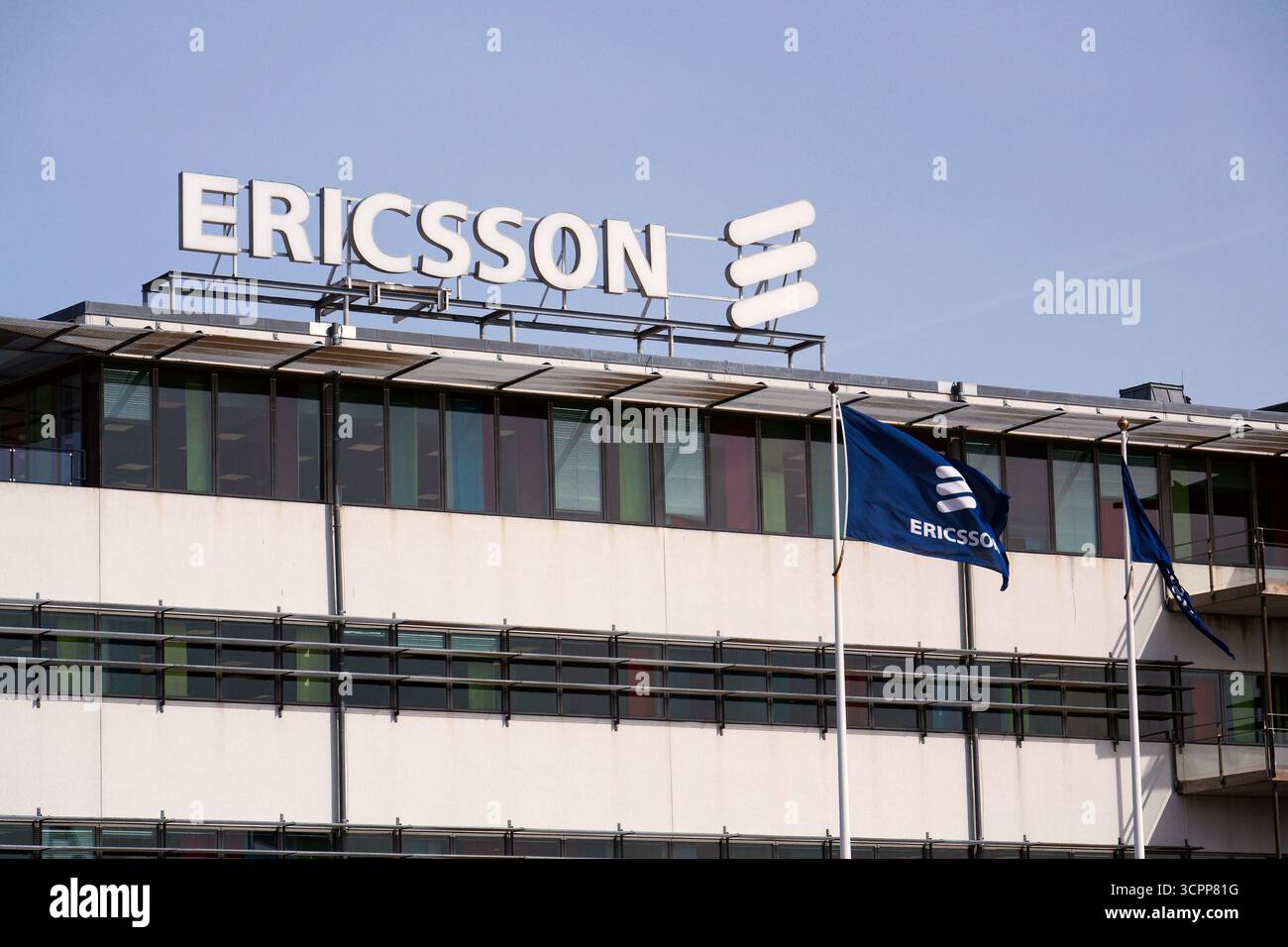 Logo de la société multinationale de réseaux et de télécommunications Ericsson au siège social le 13 mai 2025 à Gothenburg, Suède. Banque D'Images