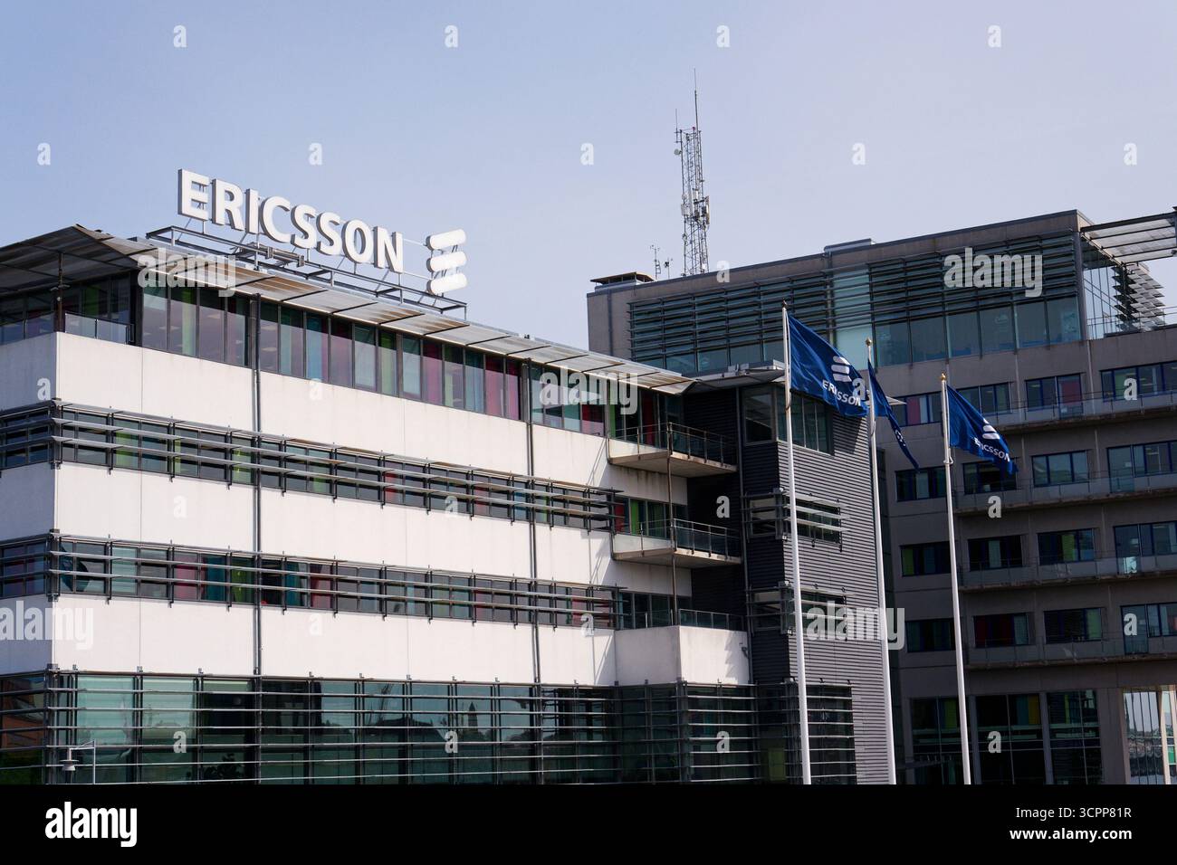 Logo de la société multinationale de réseaux et de télécommunications Ericsson au siège social le 13 mai 2025 à Gothenburg, Suède. Banque D'Images