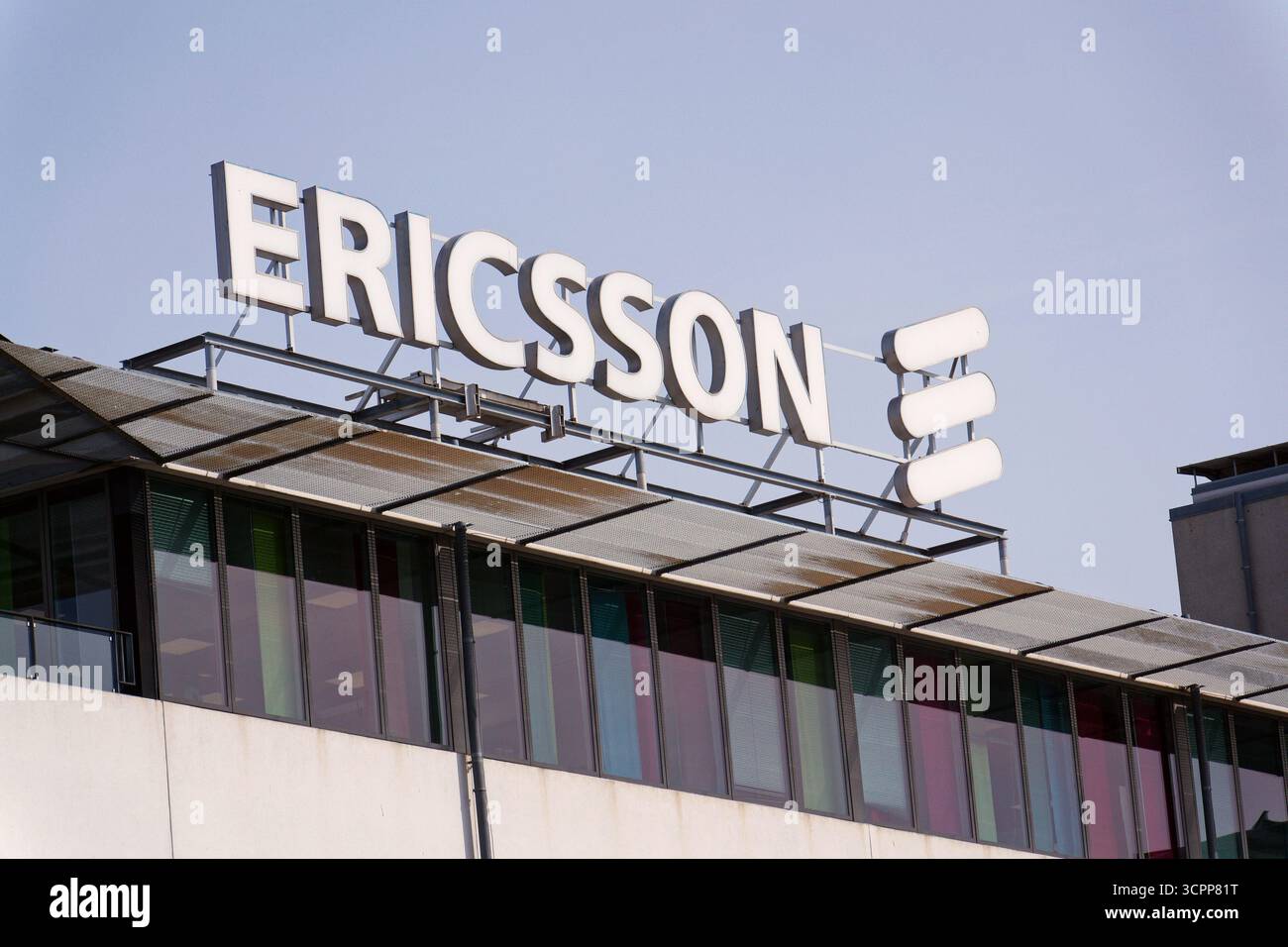 Logo de la société multinationale de réseaux et de télécommunications Ericsson au siège social le 13 mai 2025 à Gothenburg, Suède. Banque D'Images