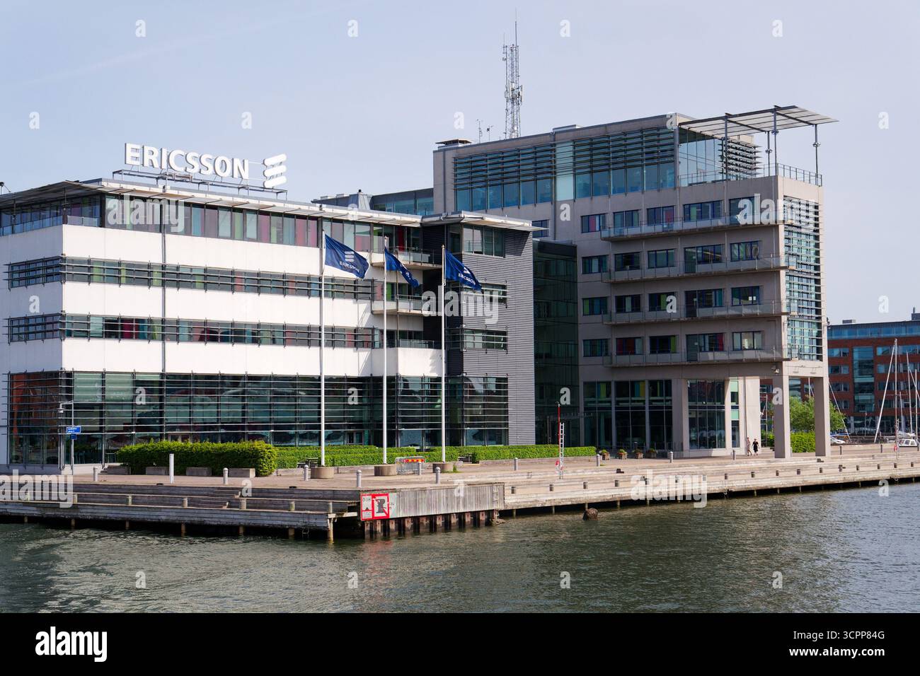 Logo de la société multinationale de réseaux et de télécommunications Ericsson au siège social le 13 mai 2025 à Gothenburg, Suède. Banque D'Images