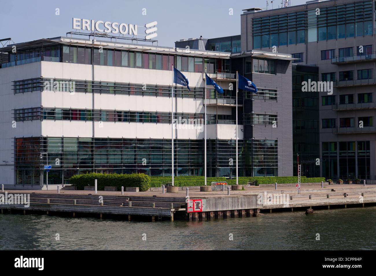Logo de la société multinationale de réseaux et de télécommunications Ericsson au siège social le 13 mai 2025 à Gothenburg, Suède. Banque D'Images