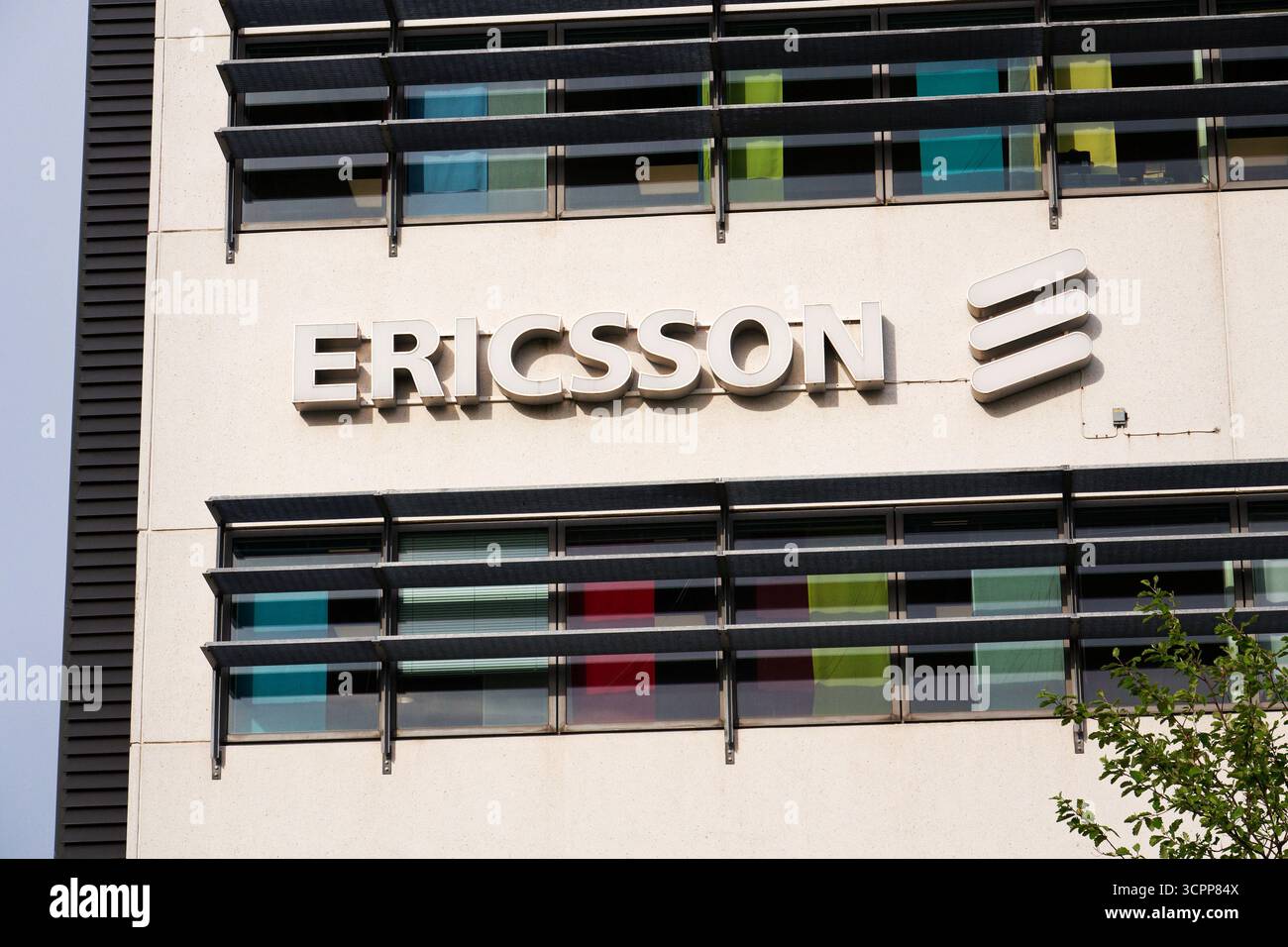 Logo de la société multinationale de réseaux et de télécommunications Ericsson au siège social le 13 mai 2025 à Gothenburg, Suède. Banque D'Images