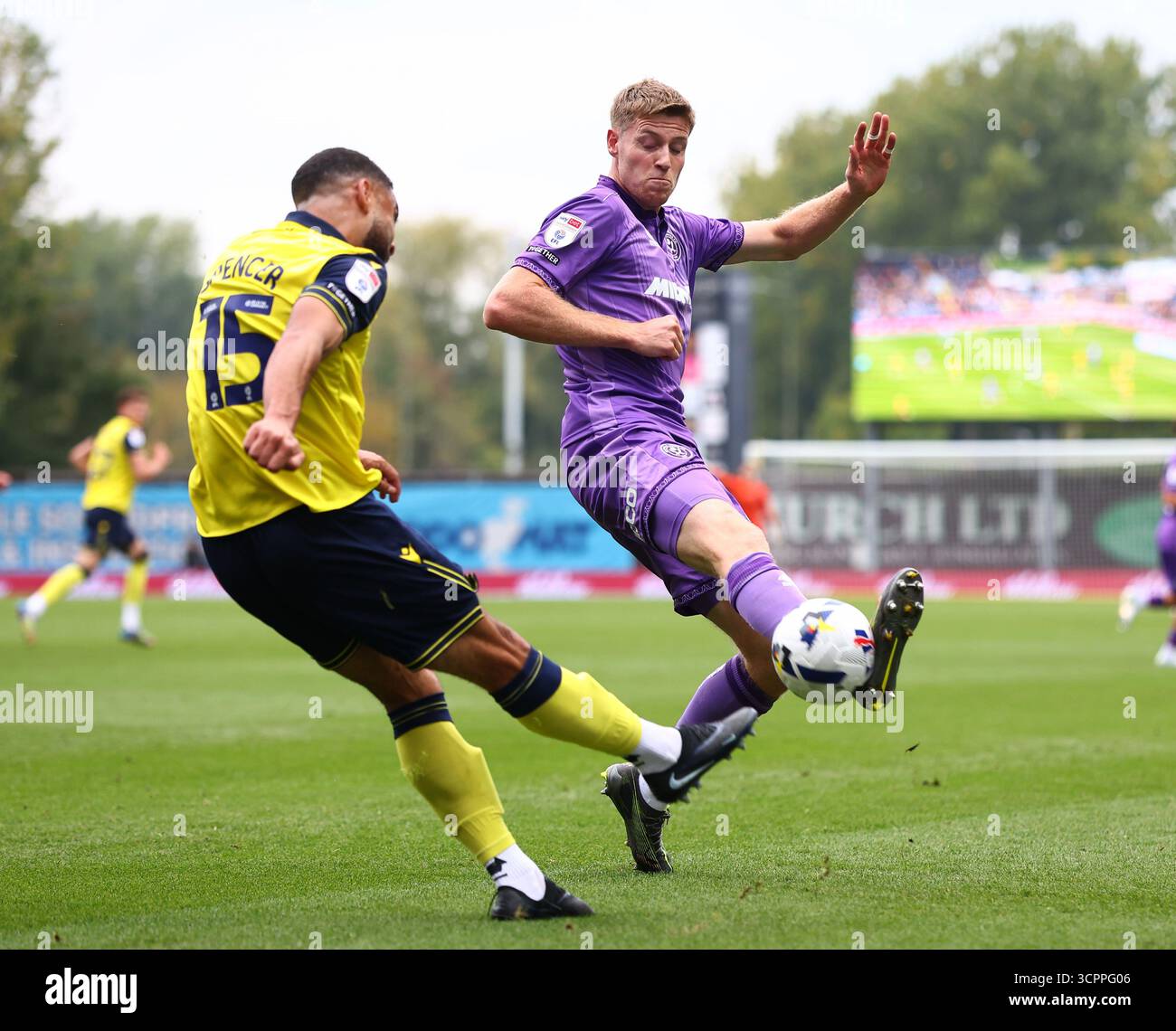 Oxford, Royaume-Uni. 27 septembre 2025. Mark McGuinness de Sheffield United bloque une autorisation de Brodie Spencer d'Oxford Utd lors du match Oxford United vs Sheffield United Sky Bet Championship au Kassam Stadium d'Oxford. Le crédit photo devrait se lire : Simon Bellis/Sportimage crédit : Sportimage Ltd/Alamy Live News Banque D'Images