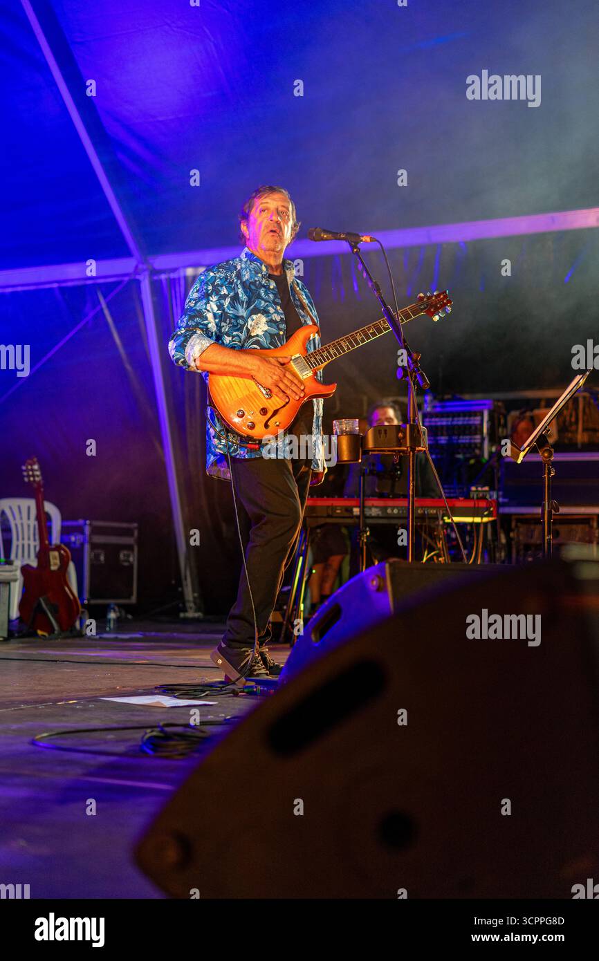 Le chanteur Rui Veloso avec son groupe se produisant au spectacle Lusofonia qui a eu lieu dans le jardin municipal d'Oeiras, au Portugal. Banque D'Images