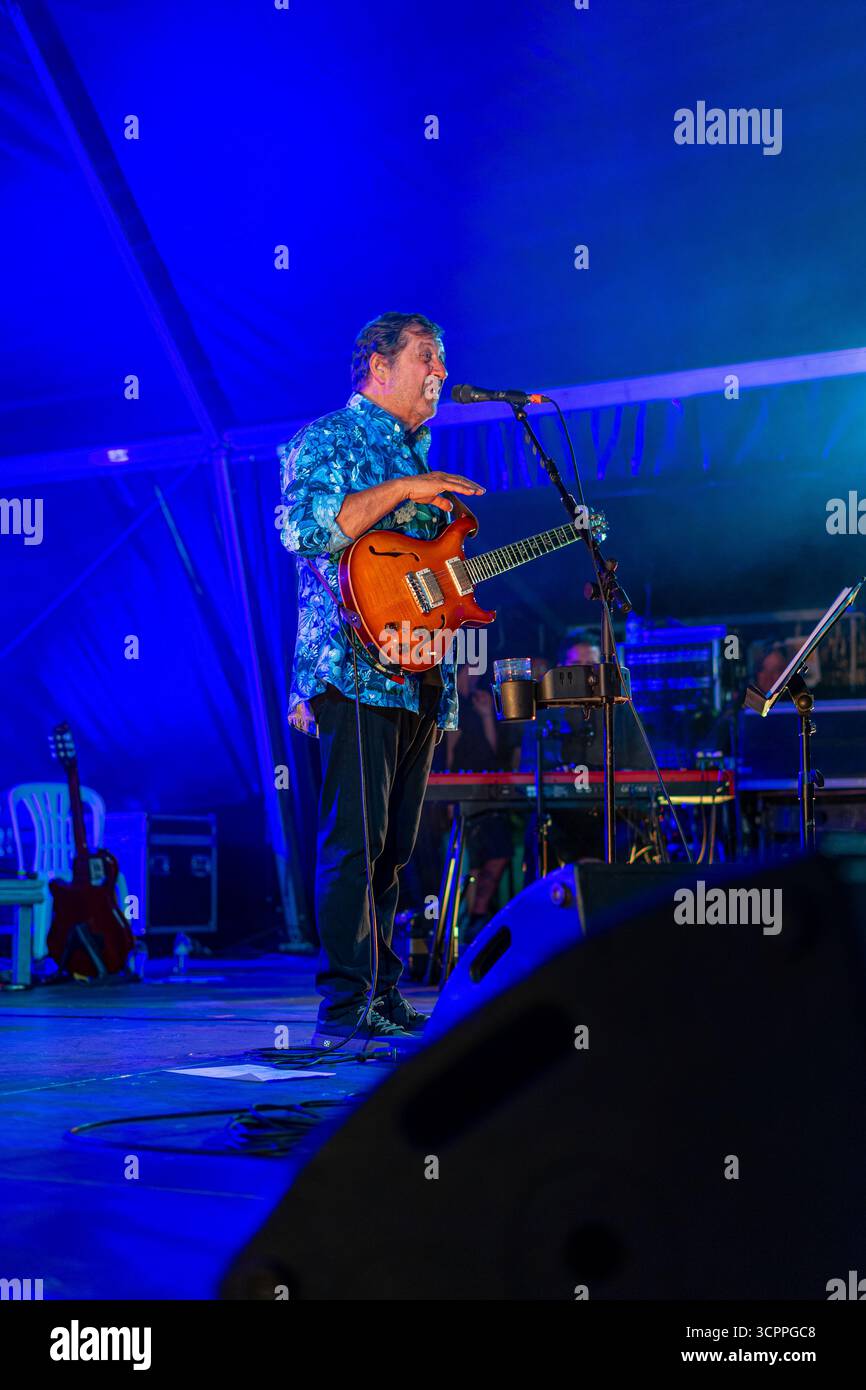Le chanteur Rui Veloso avec son groupe se produisant au spectacle Lusofonia qui a eu lieu dans le jardin municipal d'Oeiras, au Portugal. Banque D'Images