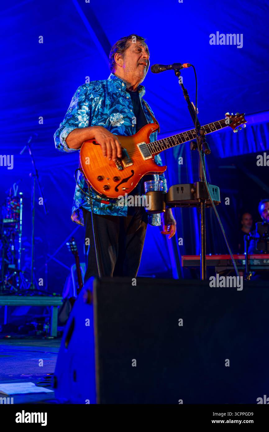 Le chanteur Rui Veloso avec son groupe se produisant au spectacle Lusofonia qui a eu lieu dans le jardin municipal d'Oeiras, au Portugal. Banque D'Images