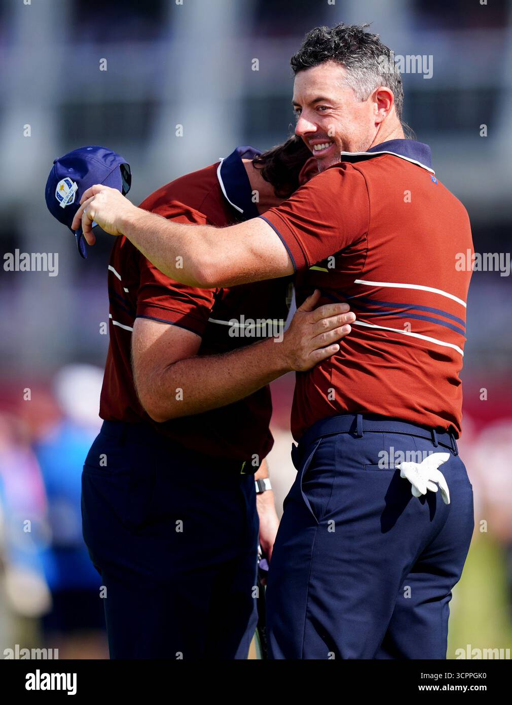 Rory McIlroy et Tommy Fleetwood célèbrent la victoire de leur match de quatuor 3&2 contre Harris English et Collin Morikawa de Team United States après les quatuors matinaux du deuxième jour de la Ryder Cup au Bethpage Black course, Farmingdale, New York. Date de la photo : samedi 27 septembre 2025. Banque D'Images