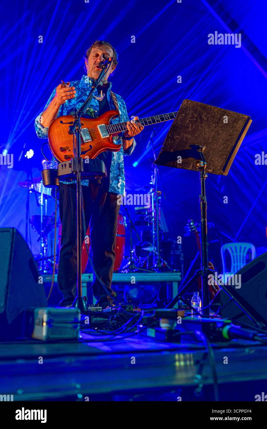 Le chanteur Rui Veloso avec son groupe se produisant au spectacle Lusofonia qui a eu lieu dans le jardin municipal d'Oeiras, au Portugal. Banque D'Images
