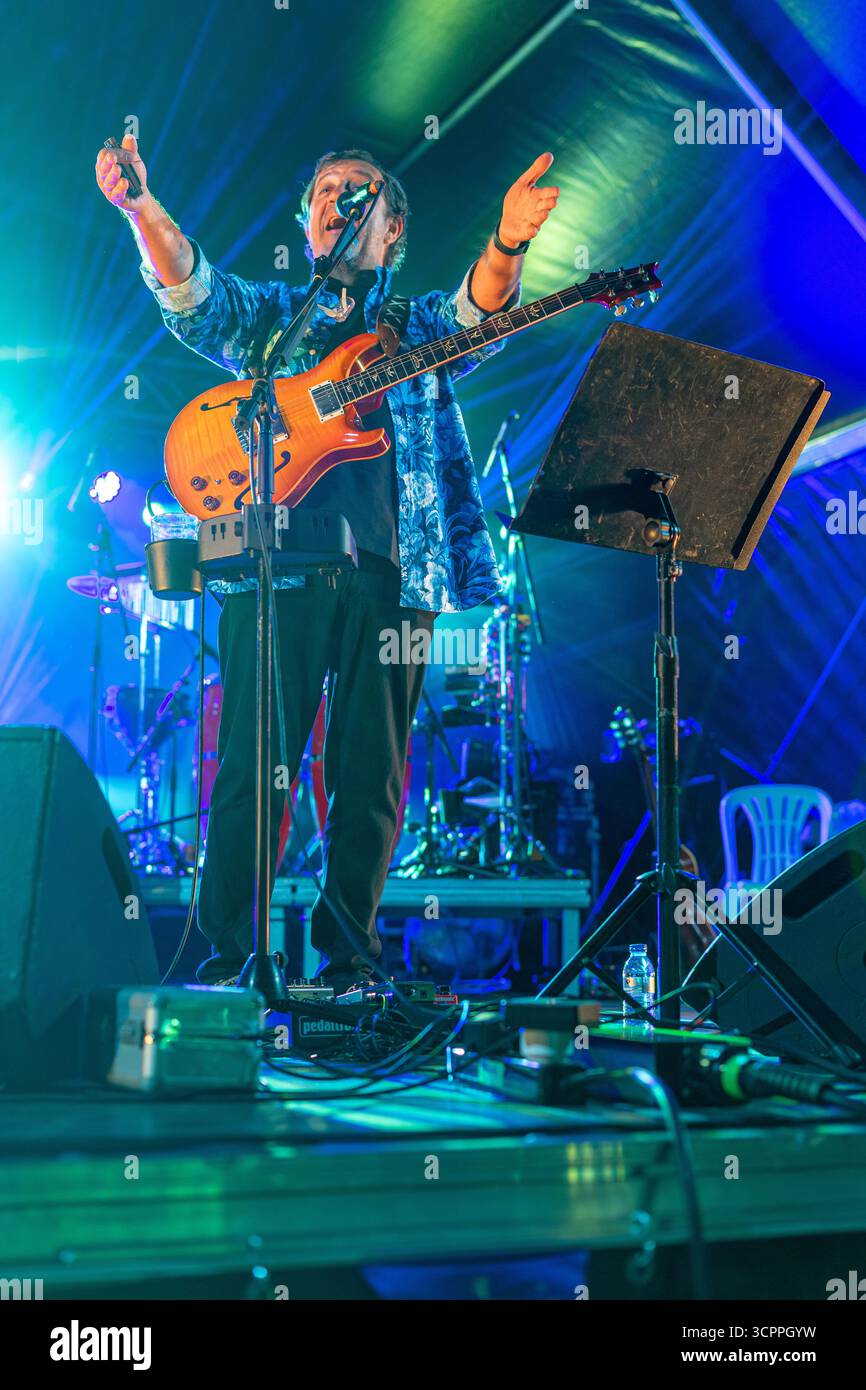 Le chanteur Rui Veloso avec son groupe se produisant au spectacle Lusofonia qui a eu lieu dans le jardin municipal d'Oeiras, au Portugal. Banque D'Images