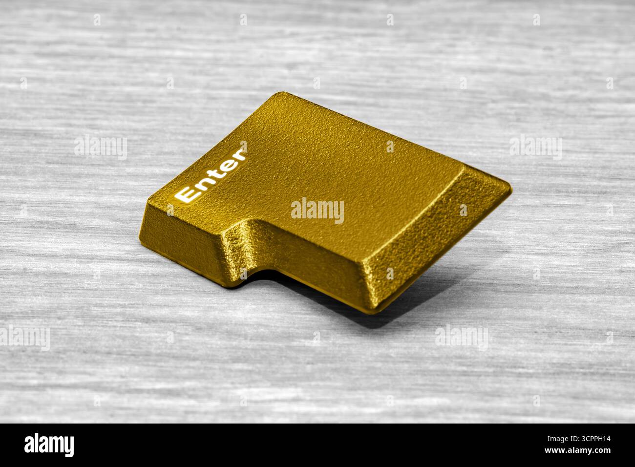 Touche d'entrée dorée sur la surface en bois. Esthétique moderne et luxueuse, symbolisant le succès, l’exclusivité et la transformation numérique. Banque D'Images