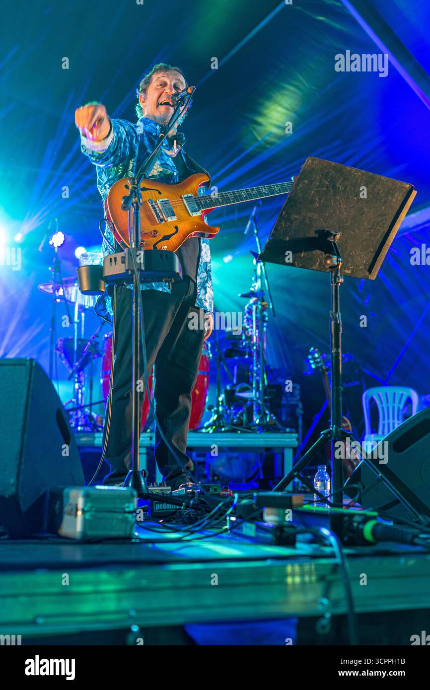 Le chanteur Rui Veloso avec son groupe se produisant au spectacle Lusofonia qui a eu lieu dans le jardin municipal d'Oeiras, au Portugal. Banque D'Images
