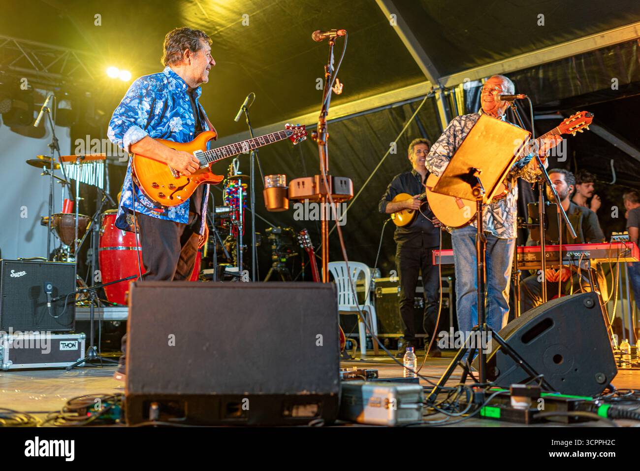 La chanteuse Rui Veloso et Dani Silva avec leur groupe se produisant au spectacle Lusofonia qui a eu lieu dans le jardin municipal d'Oeiras, Portugal. Banque D'Images