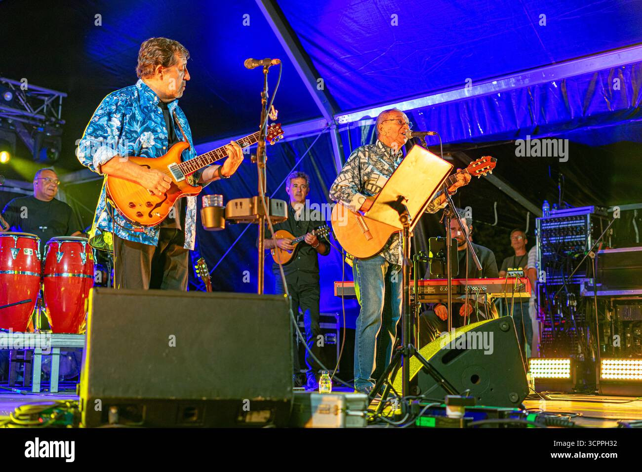 La chanteuse Rui Veloso et Dani Silva avec leur groupe se produisant au spectacle Lusofonia qui a eu lieu dans le jardin municipal d'Oeiras, Portugal. Banque D'Images
