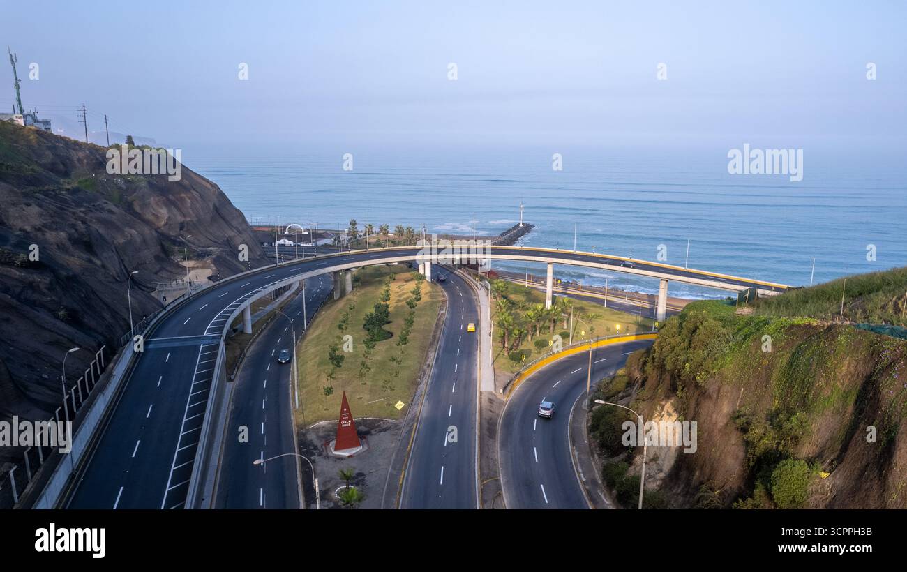 Autoroute de la Costa Verde, à la hauteur du quartier de Miraflores dans la ville de Lima. Pérou Banque D'Images