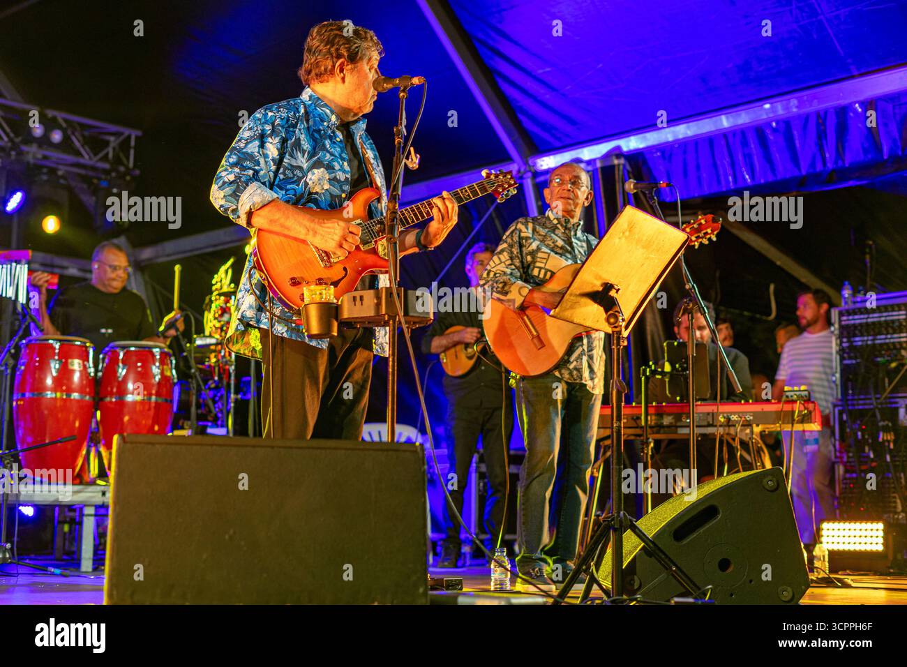 La chanteuse Rui Veloso et Dani Silva avec leur groupe se produisant au spectacle Lusofonia qui a eu lieu dans le jardin municipal d'Oeiras, Portugal. Banque D'Images