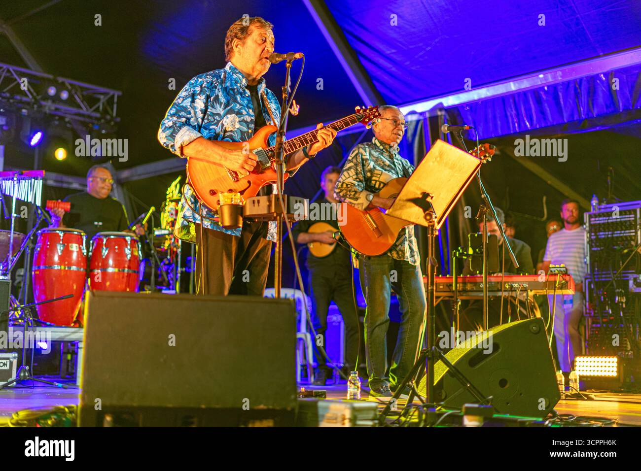 La chanteuse Rui Veloso et Dani Silva avec leur groupe se produisant au spectacle Lusofonia qui a eu lieu dans le jardin municipal d'Oeiras, Portugal. Banque D'Images