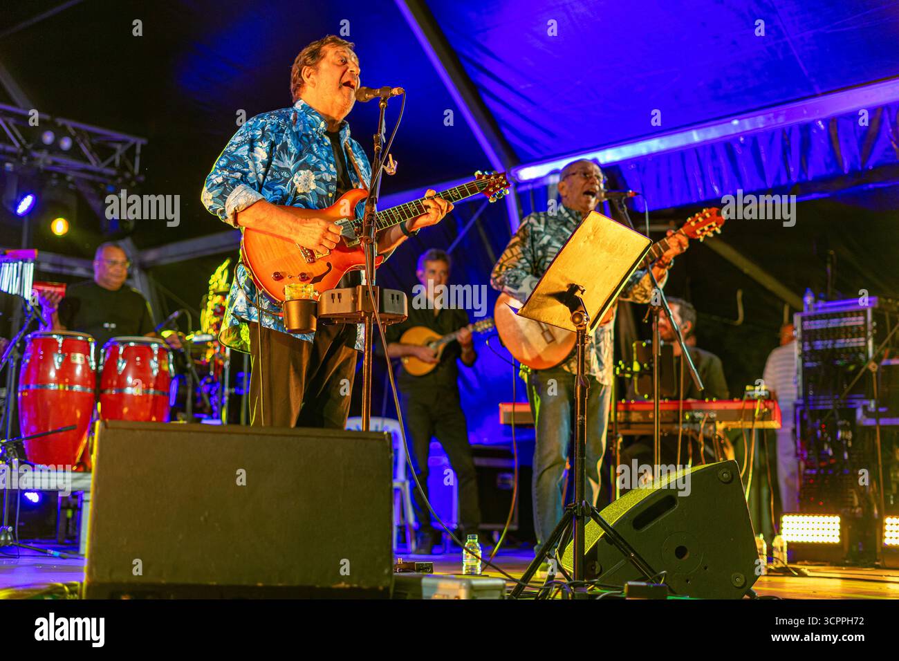 La chanteuse Rui Veloso et Dani Silva avec leur groupe se produisant au spectacle Lusofonia qui a eu lieu dans le jardin municipal d'Oeiras, Portugal. Banque D'Images
