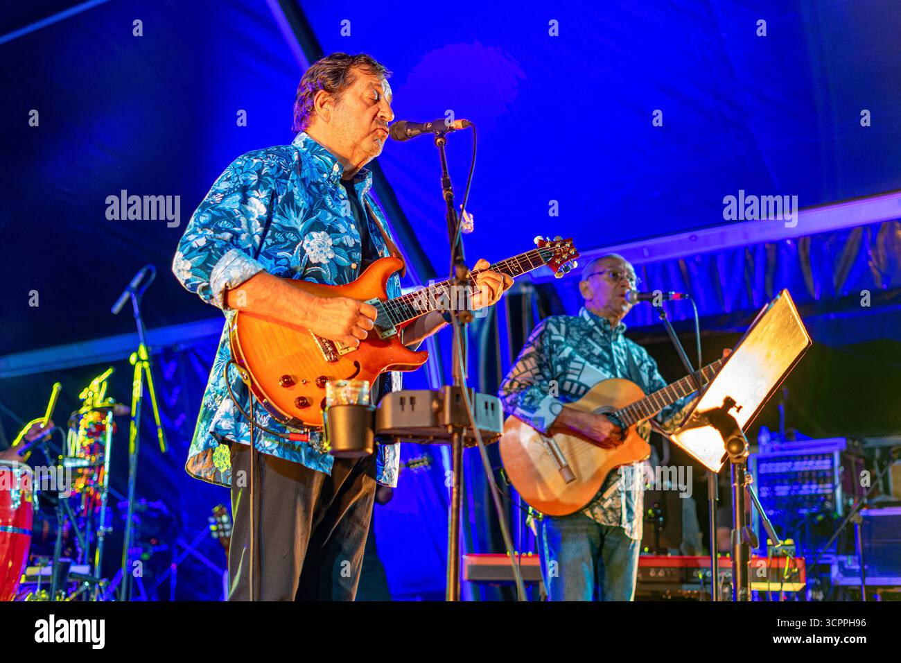 La chanteuse Rui Veloso et Dani Silva avec leur groupe se produisant au spectacle Lusofonia qui a eu lieu dans le jardin municipal d'Oeiras, Portugal. Banque D'Images