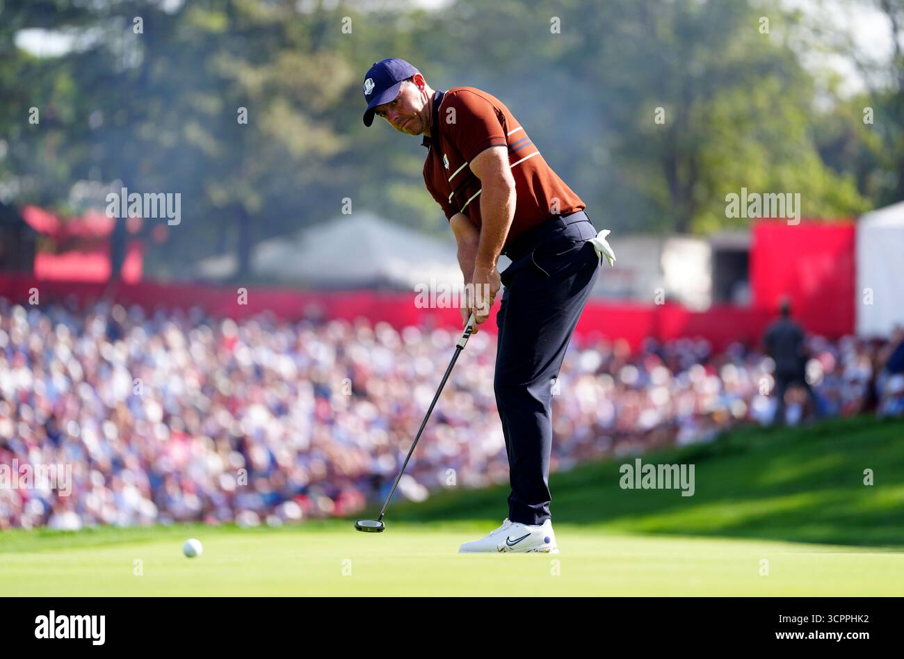 Rory McIlroy de Team Europe pendant les quarsomes du matin le deuxième jour de la Ryder Cup au Bethpage Black course, Farmingdale, New York. Date de la photo : samedi 27 septembre 2025. Banque D'Images