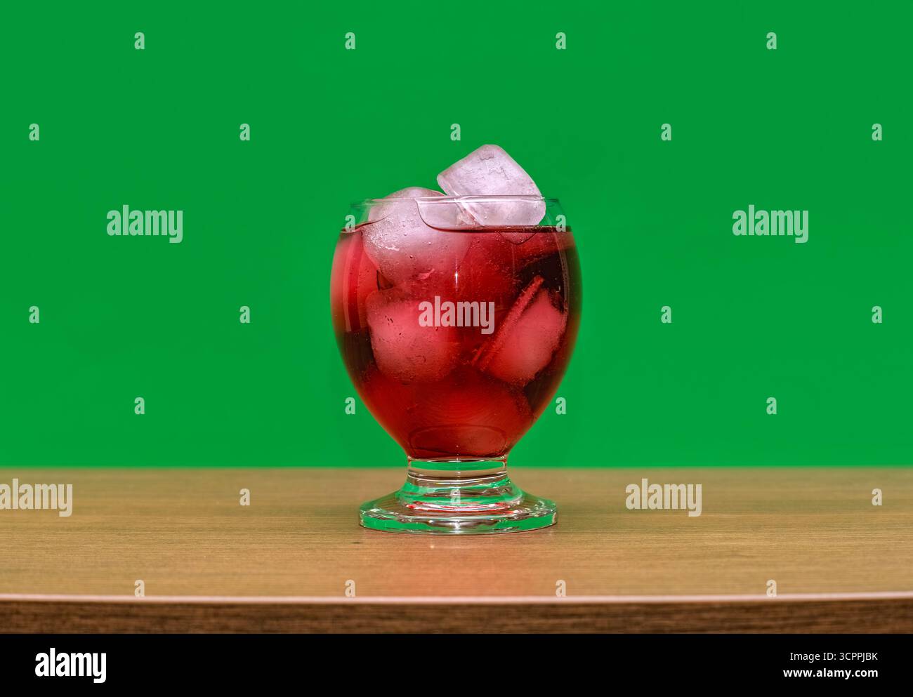 Boisson rafraîchissante avec des glaçons sur écran vert. Boisson glacée à l'oseille. L'image met en évidence la nature rafraîchissante et visuellement frappante. Banque D'Images