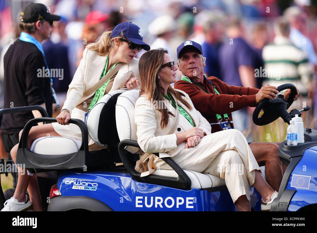 Clare Fleetwood, épouse de Tommy Fleetwood, dans un buggy de golf conduit par Gianfranco Zola pendant les foursomes du matin le deuxième jour de la Ryder Cup au Bethpage Black course, Farmingdale, New York. Date de la photo : samedi 27 septembre 2025. Banque D'Images
