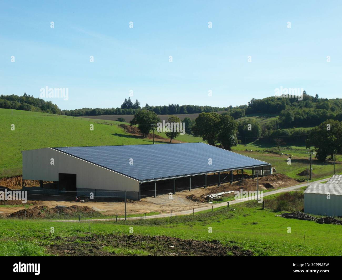 Grand panneau solaire dans la campagne française installé sur un toit de grange agricole. Limousin, France Banque D'Images