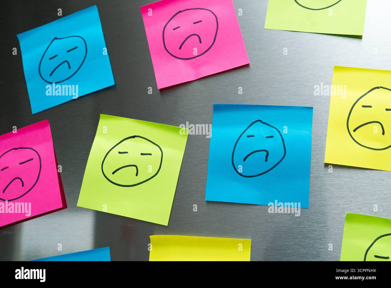 Allemagne - 27 septembre 2025 : de nombreux visages tristes sur les Post-it illustrent les réactions négatives, les critiques médiocres en ligne et le mécontentement des clients à l'ère numérique. *** Viele traurige Gesichter auf Post-its verdeutlichen Negative Feedbacks, schlechte Online-Bewertungen und Kundenunzufriedenheit im digitalen Zeitalter. Banque D'Images