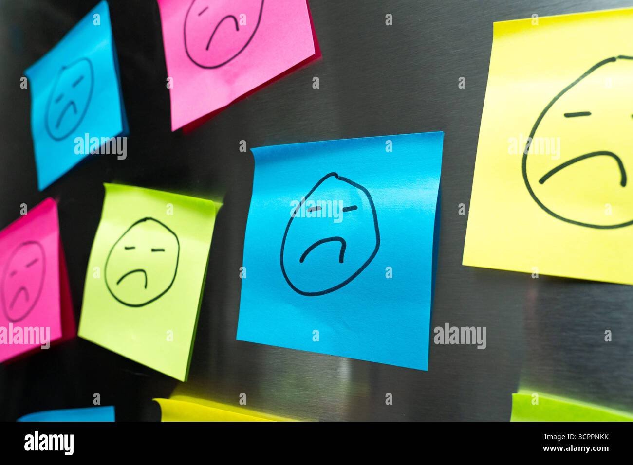 Allemagne - 27 septembre 2025 : de nombreux visages tristes sur les Post-it illustrent les réactions négatives, les critiques médiocres en ligne et le mécontentement des clients à l'ère numérique. *** Viele traurige Gesichter auf Post-its verdeutlichen Negative Feedbacks, schlechte Online-Bewertungen und Kundenunzufriedenheit im digitalen Zeitalter. Banque D'Images