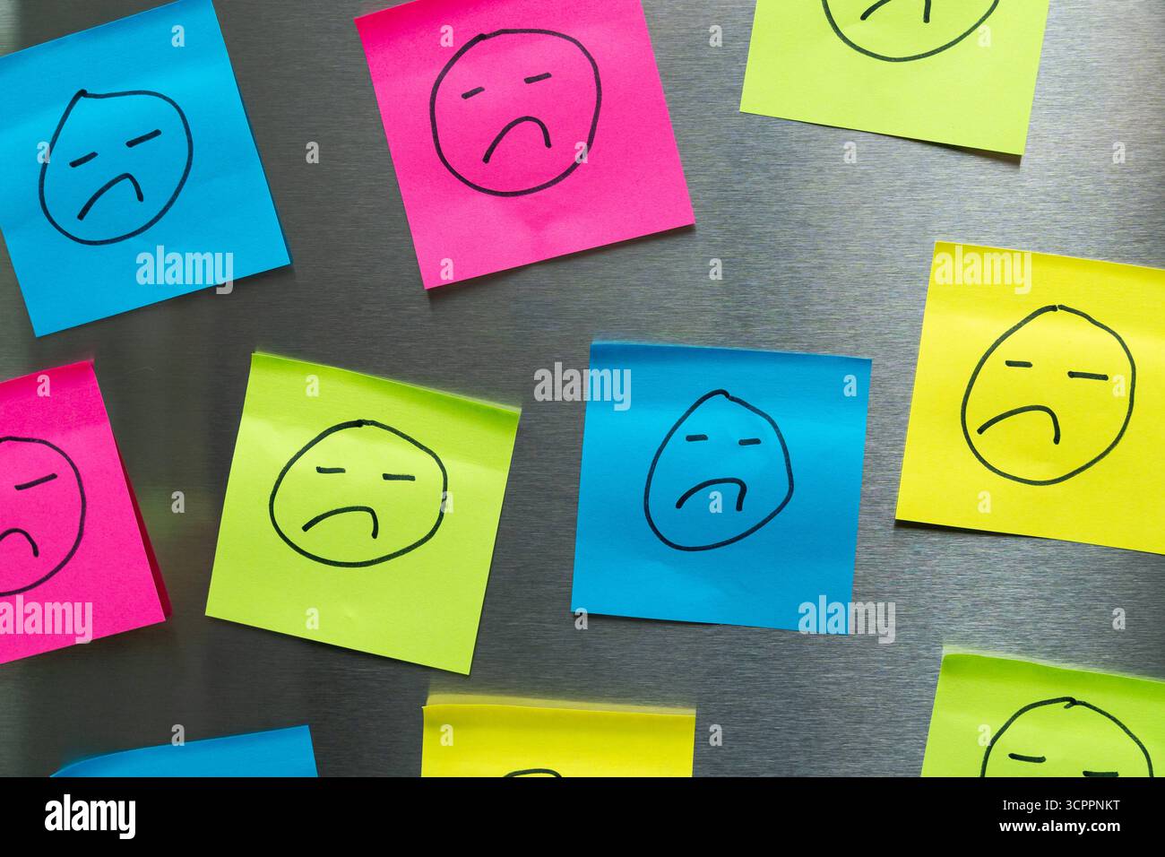 Allemagne - 27 septembre 2025 : de nombreux visages tristes sur des Post-it colorés. *** Vue traurige Gesichter auf bunten Post-its. Banque D'Images