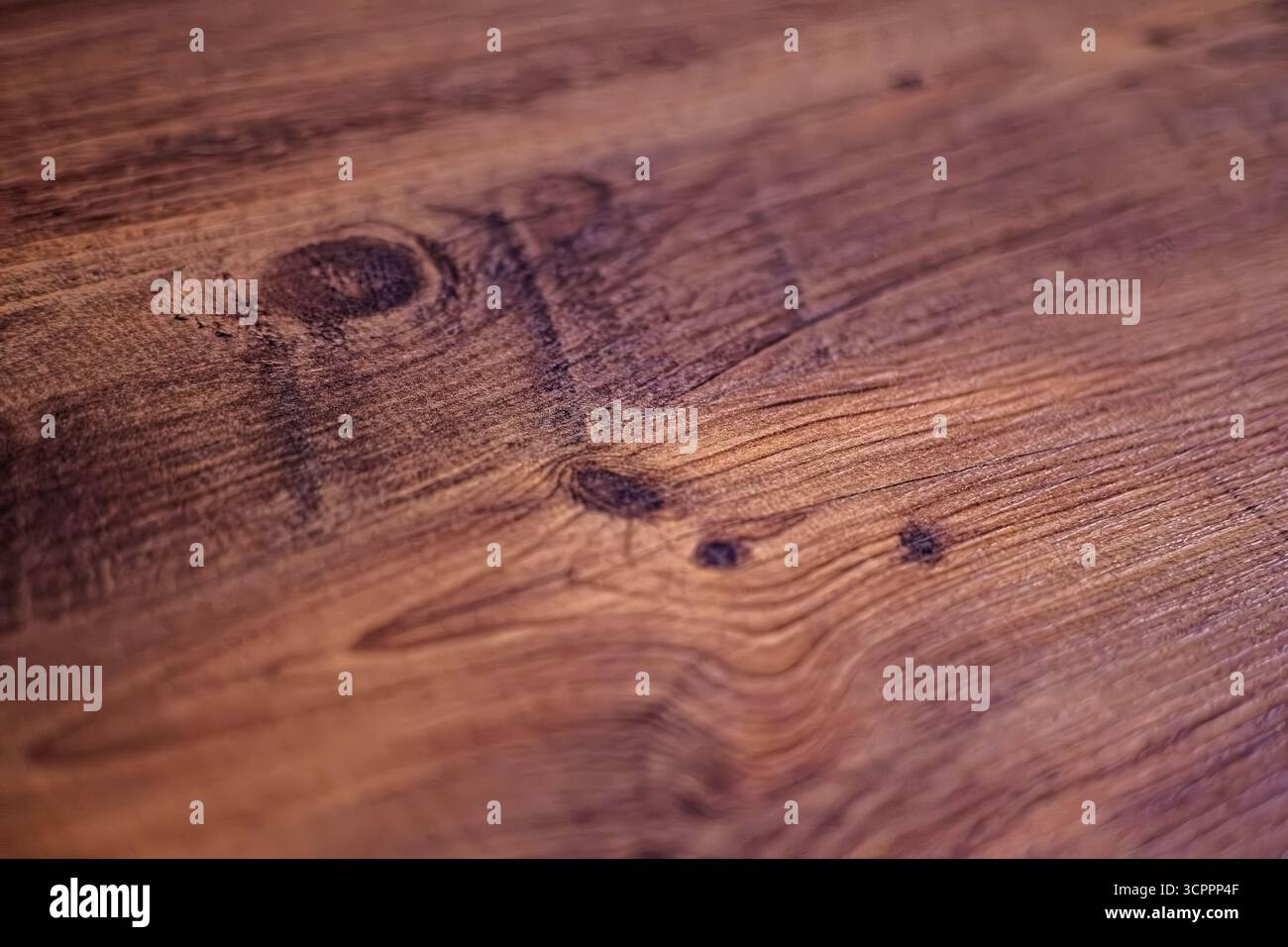 Vue rapprochée de la surface en bois texturée avec des motifs de grain naturel et des nœuds. Le flou de mise au point et la profondeur créent un arrière-plan naturel et invitant. Banque D'Images Vue rapprochée de la surface en bois texturée avec des motifs de grain naturel et des nœuds. Le flou de mise au point et la profondeur créent un arrière-plan naturel et invitant. Banque D'Images