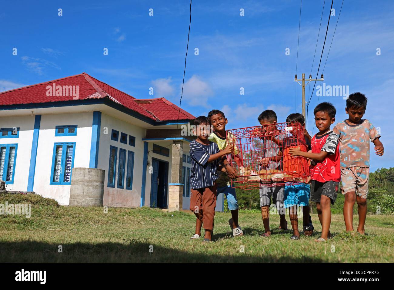 Aceh Besar, Aceh, Indonésie. 27 septembre 2025. Des enfants amènent des chats errants dans de mauvaises conditions pour être vaccinés lors de la commémoration de la Journée mondiale de la rage 2025 dans le district de Pulo Aceh, régence d'Aceh Besar, Aceh, Indonésie, le samedi 27 septembre, 2025. cette action de service social menée en collaboration avec l'Association indonésienne des chats (ICA) Aceh, les amoureux des chats Banda Aceh (CLBA) et les membres du gouvernement de la régence d'Aceh Besar s'inscrit dans le cadre d'activités préventives visant à prévenir la propagation de la rage dans les îles périphériques de l'Indonésie par des injections de vaccin contre la rage chez les chats errants, les chats et les chiens de compagnie. (Crédit image : © K Banque D'Images