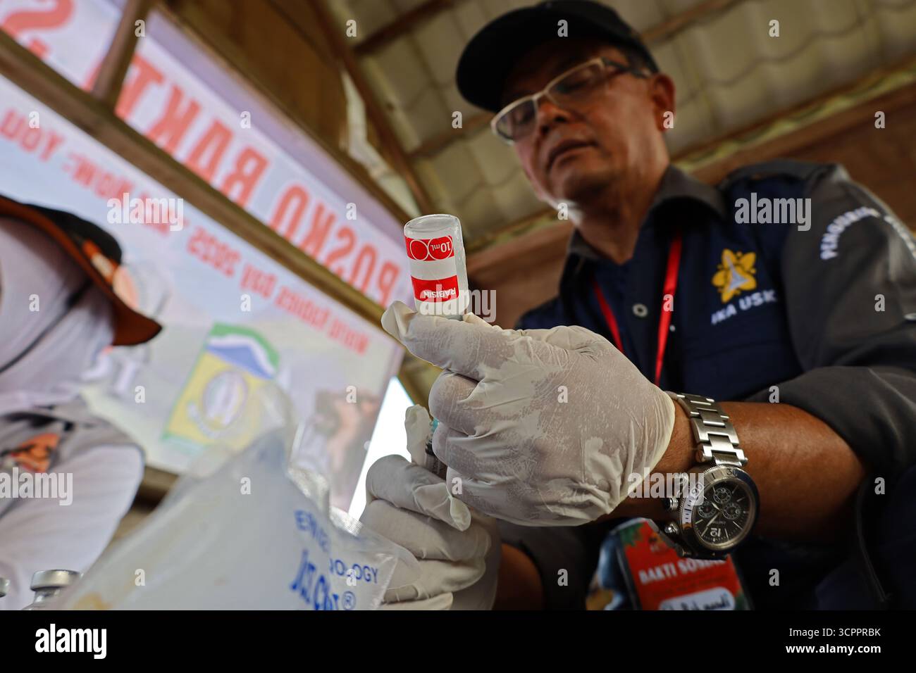 Aceh Besar, Aceh, Indonésie. 27 septembre 2025. Un médecin prépare une dose de vaccin antirabique lors de la commémoration de la Journée mondiale de la rage 2025 dans le district de Pulo Aceh, régence d'Aceh Besar, Aceh, Indonésie, le samedi 27 septembre, 2025. cette action de service social menée en collaboration avec l'Association indonésienne des chats (ICA) Aceh, les amoureux des chats Banda Aceh (CLBA) et les membres du gouvernement de la régence d'Aceh Besar s'inscrit dans le cadre d'activités préventives visant à prévenir la propagation de la rage dans les îles périphériques de l'Indonésie par des injections de vaccin contre la rage chez les chats errants, les chats et les chiens de compagnie. (Crédit image : © Khairu Syukrillah/ZUMA Banque D'Images