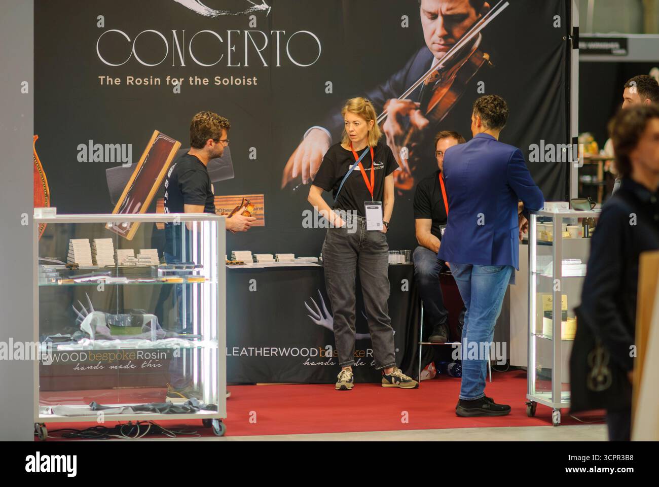 Cremona, Italie - Septermber 26th 2025 les participants s'engagent avec des expositions d'instruments de musique artisanaux et des démonstrations au Cremona Musica Internati Banque D'Images