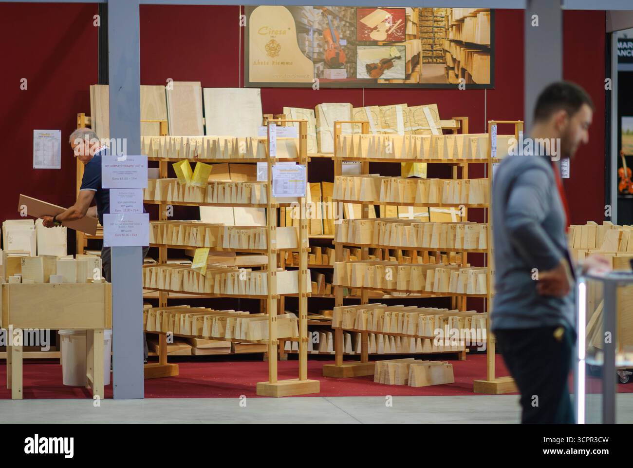 Cremona, Italie - Septermber 26th 2025 L'exposition Cremona Musica présente des matériaux bruts et des fournitures Luthier exquis faits à la main pour instruments de musique Banque D'Images
