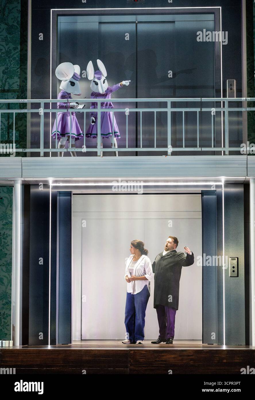 Dans l'ascenseur : Deepa Johnny (Angelina / Cendrillon), David Ireland (Alidoro) dans CENDRILLON (la Cenerentola) à l'English National Opera (ENO), London Coliseum, Londres WC2 27/09/2025 musique : Gioachino Rossini livret : Jacopo Ferretti chef d'orchestre : Yi-Chen Lin décor : Herbert Murauer costumes : Agostino Cavalca éclairage : SUSSIE Juhlin-Wallen chorégraphe : Millon McBurlia Banque D'Images