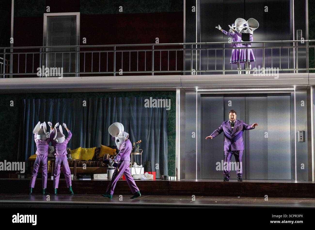 David Ireland (Alidoro) dans CENDRILLON (la Cenerentola) à l'English National Opera (ENO), London Coliseum, Londres WC2 27/09/2025 musique : Gioachino Rossini livret : Jacopo Ferretti chef d'orchestre : Yi-Chen Lin décor : Herbert Murauer costumes : Agostino Cavalca éclairage : SUSSIE Juhlin-Wallen chorégraphe : Cameron McMillan réalisateur : Julia Burbach Banque D'Images