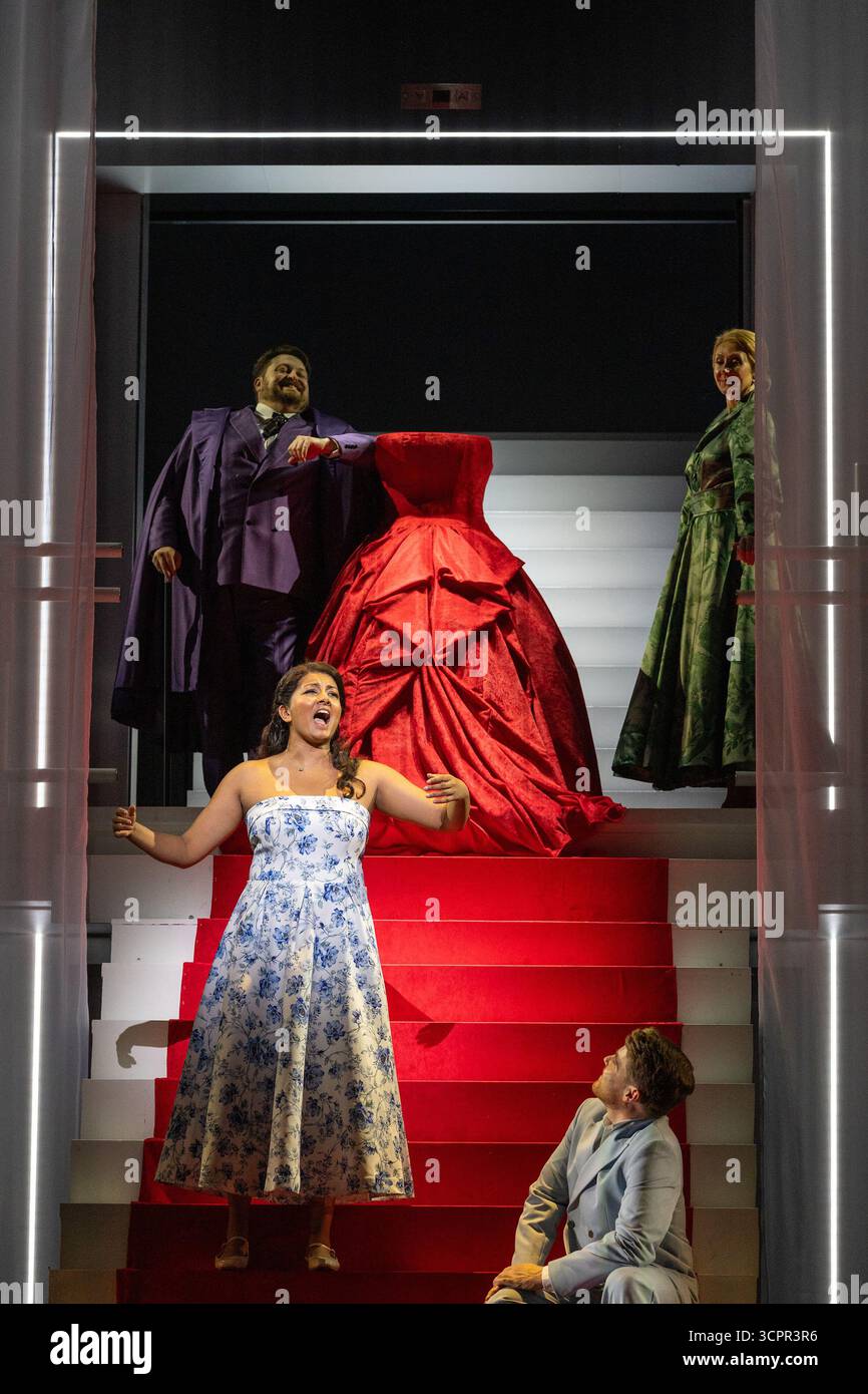 Deepa Johnny (Angelina / Cendrillon) avec (en haut à gauche) David Ireland (Alidoro) et (en bas à droite) Aaron Godfrey-Mayes (Don Ramiro) dans CENDRILLON (la Cenerentola) à l'English National Opera (ENO), London Coliseum, London WC2 27/09/2025 musique : Gioachino Rossini livret : Jacopo Ferretti chef d'orchestre : Yi-Chen Lin décor : Herbert Murauer costumes : Agostino Murauer : Juhlim-Juhlim Banque D'Images