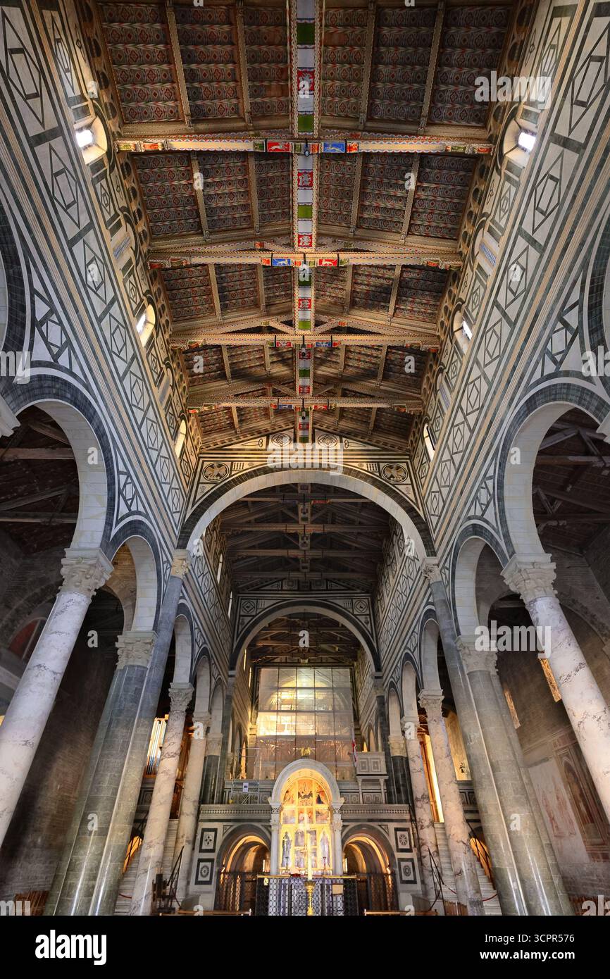 345 nef centrale de la basilique San Miniato al Monte sous de grandes arches avec des incrustations de marbre soutenant un plafond en treillis de bois. Florence-Toscane. Banque D'Images