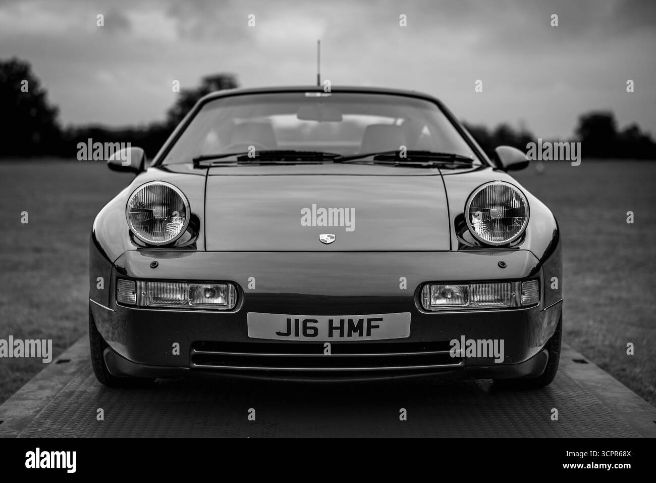 Porsche 928 GTS 1994, exposée lors de l’événement Niners concept qui s’est tenu à Boxengasse le 20 septembre 2025. Banque D'Images